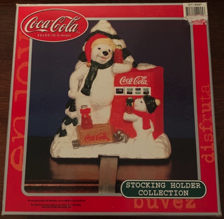 40135-1 € 30,00 coca cola kerstsok houder beren bij koelkast.jpeg